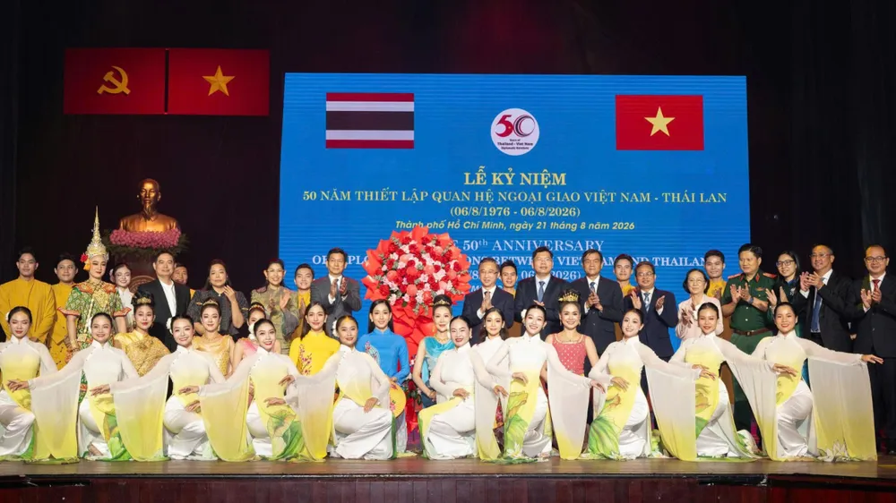 Đại diện lãnh đạo và đoàn đại biểu hai bên chụp ảnh lưu niệm tại lễ kỷ niệm. 