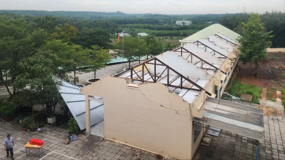 Giông lốc lớn làm tốc mái một ngôi trường ở phường Trị An, TP Đồng Nai. Ảnh: CTV