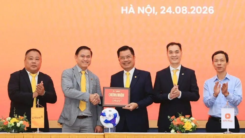 Phó chủ tịch VFF, Chủ tịch HĐQT Công ty VPF Trần Anh Tú trao bảng danh vị cho Phó chủ tịch Ngân hàng TMCP Lộc Phát Việt Nam Bùi Thái Hà.