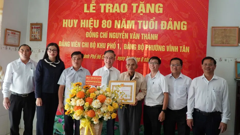 Phó Bí thư Thành ủy TPHCM trao Huy hiệu 80 năm tuổi Đảng cho đồng chí Nguyễn Văn Thành