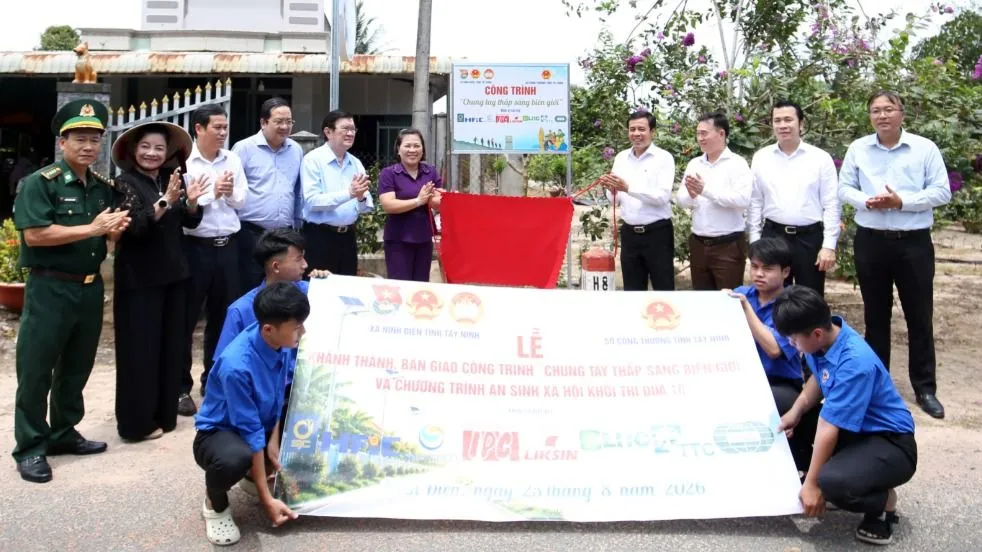 Các đại biểu trong buổi khánh thành tuyến đường được lắp đặt đèn năng lượng mặt trời tại xã Ninh Điền