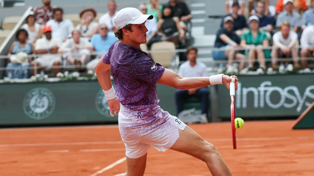 Fonseca trong trận thắng Djokovic ở Roland Garros (Ảnh: THX)