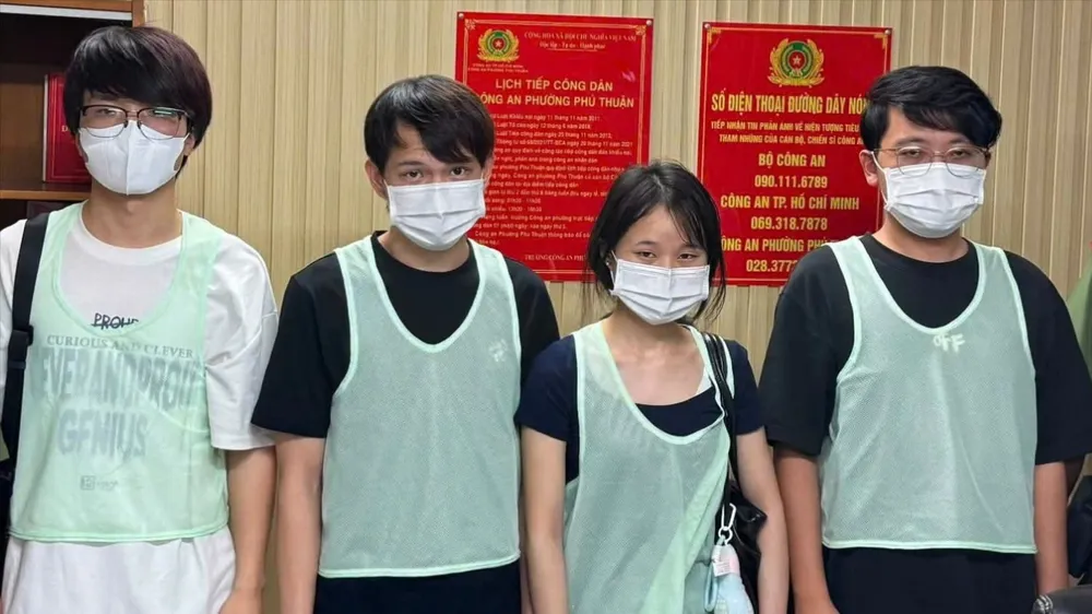 Cơ quan công an trục xuất nhóm người Trung Quốc lập nhóm lừa đảo trực tuyến. Ảnh: CA