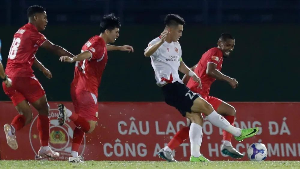 Tiến Linh giữa vòng vây của hàng phòng ngự CAHN trong cuộc so tài giữa hai đội tại V-Legue 2025-2026. Ảnh: VPF