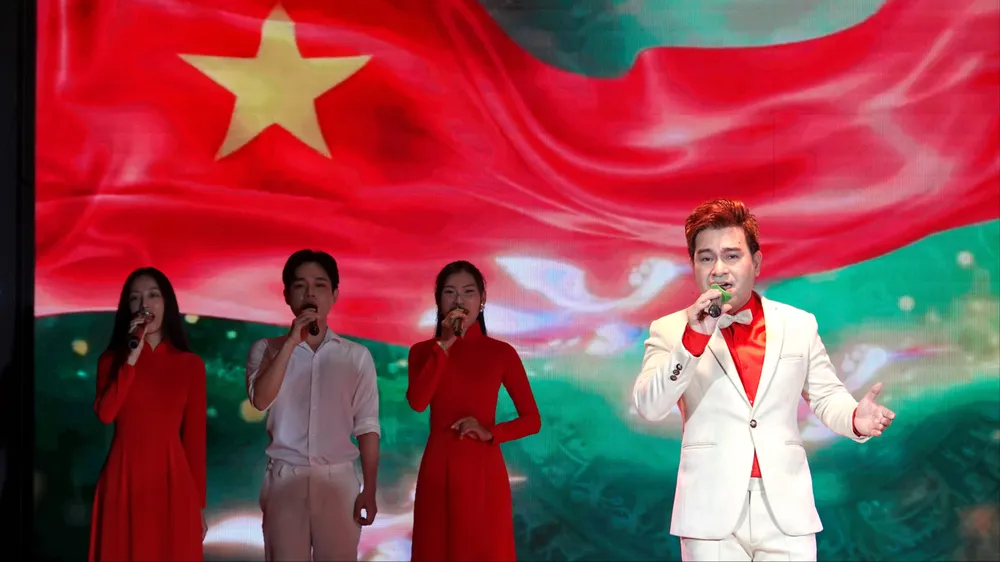 Ca sĩ Duy Linh biểu diễn bài hát "Độc lập - Tự do - Hạnh phúc". Ảnh: THÚY BÌNH