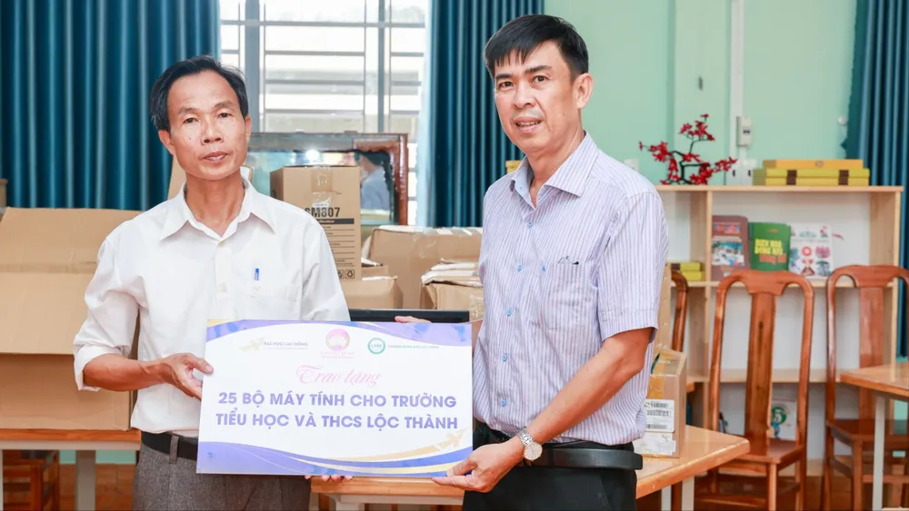 Trường Đại học Lạc Hồng (LHU) và Trường Song ngữ Lạc Hồng (LHBS) trao tặng 25 bộ máy tính cho Trường Tiểu học và THCS Lộc Thành. Ảnh: LHU