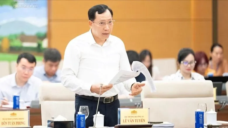 Thứ trưởng Bộ Công an Lê Văn Tuyến thông tin tại phiên họp. Ảnh: CỔNG THÔNG TIN ĐIỆN TỬ QUỐC HỘI