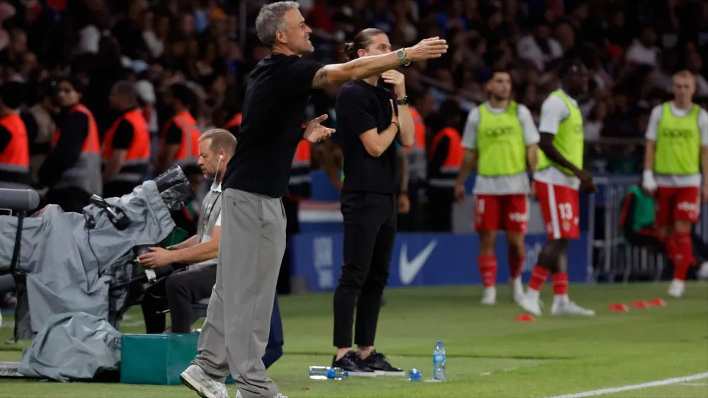 Luis Enrique chỉ đạo trong trận thua Monaco 1-2 (Ảnh: THX)