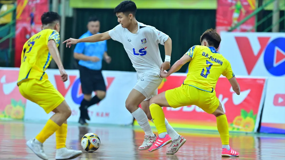 Các cầu thủ Thái Sơn Bắc và Sahako FC đã cống hiến cho người hâm mộ cuộc rượt đuổi tỷ số hấp dẫn. ẢNH: DŨNG PHƯƠNG 