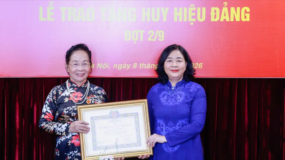 Chủ tịch Ủy ban Trung ương MTTQ Việt Nam Bùi Thị Minh Hoài (phải) trao tặng Huy hiệu 45 năm tuổi Đảng đến nguyên Phó Chủ tịch nước Nguyễn Thị Doan. Ảnh: DIỆP HƯƠNG