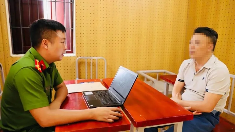 Cơ quan điều tra làm việc với đối tượng Nguyễn Xuân Chất. Ảnh: Công an Hà Tĩnh 