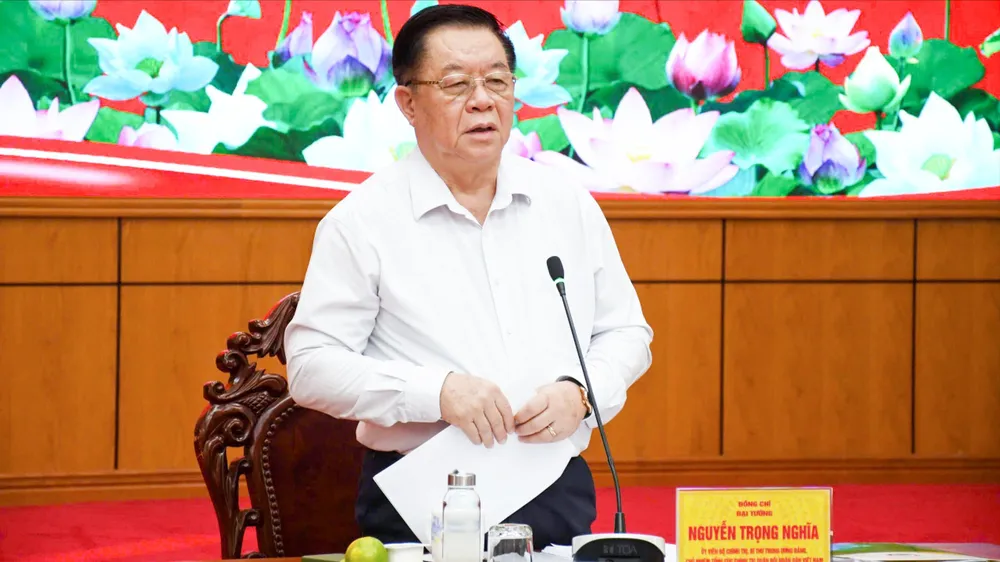 Đại tướng Nguyễn Trọng Nghĩa, Ủy viên Bộ Chính trị, Bí thư Trung ương Đảng, Chủ nhiệm Tổng cục Chính trị Quân đội Nhân dân Việt Nam phát biểu tại buổi làm việc