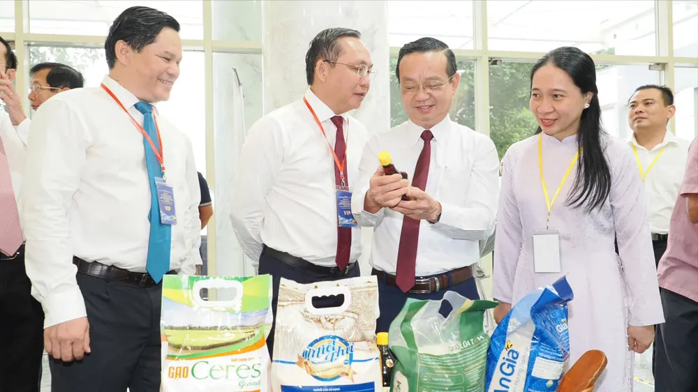 Đại biểu tìm hiểu sản phẩm doanh nghiệp tại không gian trưng bày, kết nối thương mại trong khuôn khổ hội nghị. Ảnh: HOÀNG HÙNG