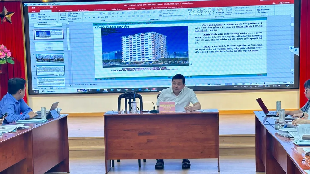 Giám đốc Sở NN-MT TPHCM Nguyễn Toàn Thắng chủ trì, làm việc với các chủ đầu tư để tháo gỡ vướng mắc, xem xét cấp sổ hồng. Ảnh: THANH HIỀN