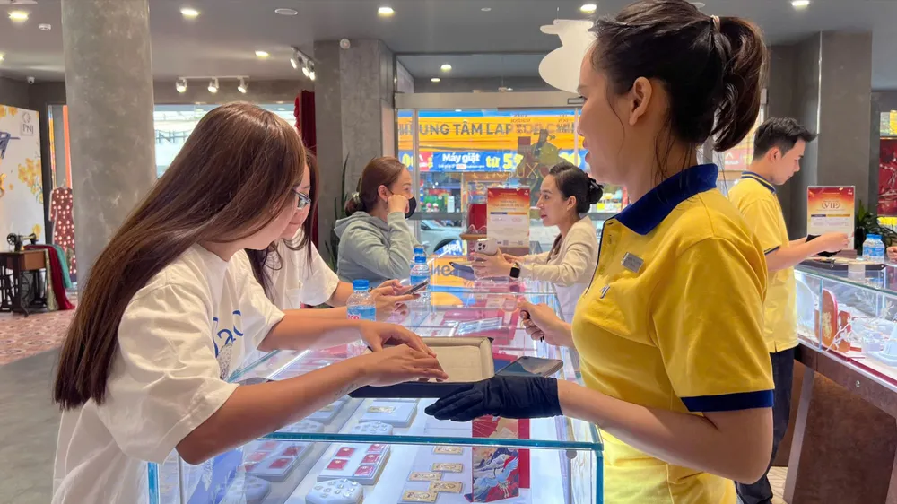 Khách hàng giao dịch tại một cửa hàng PNJ ở TPHCM. Ảnh: NHUNG NGUYỄN
