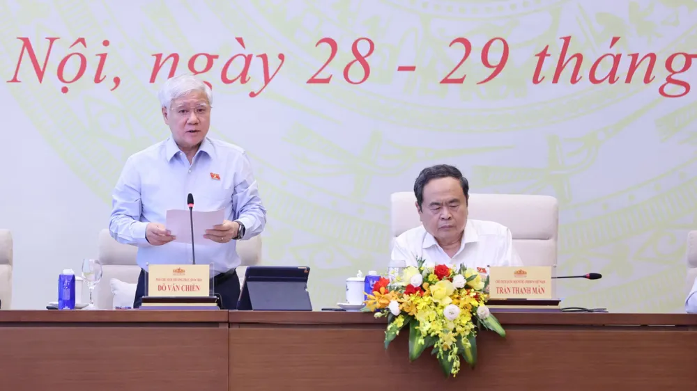 Phó Chủ tịch Thường trực Quốc hội Đỗ Văn Chiến điều hành phiên thảo luận. Ảnh: QUANG PHÚC 