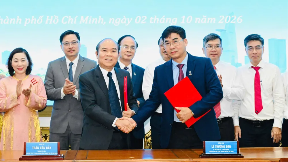 Phó Chủ tịch UBND TPHCM Trần Văn Bảy và Hiệu trưởng Trường Đại học Luật TPHCM Lê Trường Sơn tại lễ ký kết phối hợp giữa 2 đơn vị về xây dựng thể chế, chính sách pháp luật. ẢNH: VIỆT DŨNG