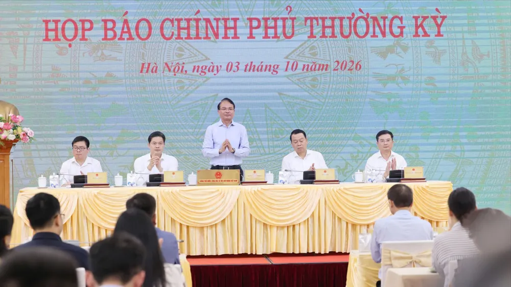 Bộ trưởng, Chủ nhiệm VPCP Đặng Xuân Phong chủ trì và phát biểu tại cuộc họp báo Chính phủ thường kỳ, sáng 3-10. Ảnh: QUANG PHÚC