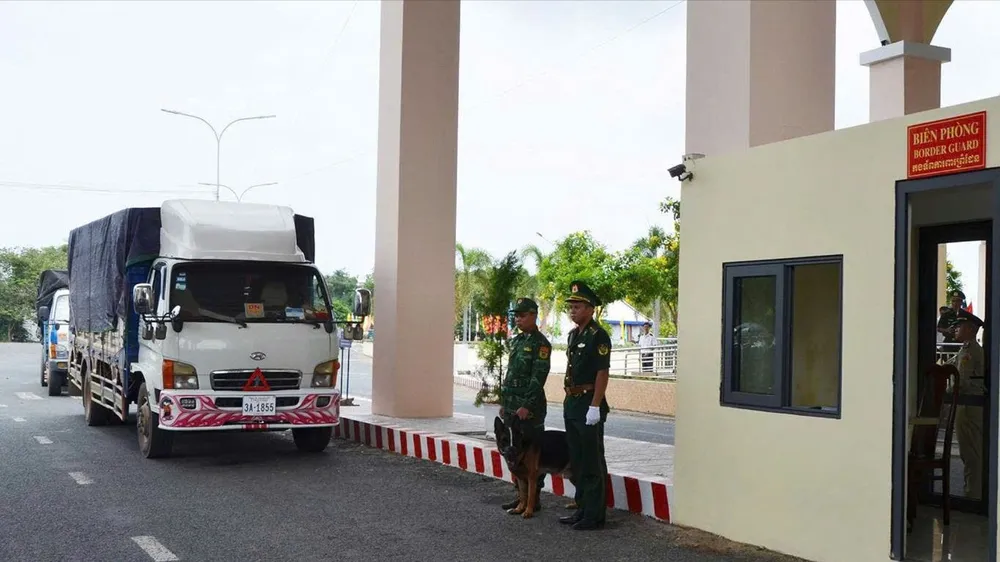 Phương tiện chở hàng hóa lưu thông qua Cửa khẩu quốc tế đường bộ Khánh Bình. Ảnh: TẤN THÁI