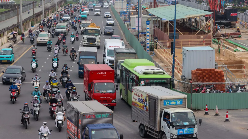Đường Trường Chinh đoạn đến Phạm Văn Bạch được rào chắn để phục vụ thi công tuyến metro số 2 (Bến Thành - Tham Lương). Ảnh: HOÀNG TRIỀU