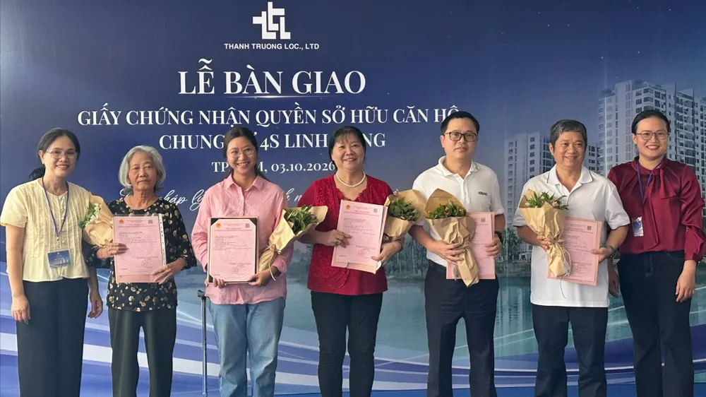 Người dân chung cư 4S Linh Đông, phường Hiệp Bình, TPHCM được cấp sổ hồng. Ảnh: THANH HIỀN
