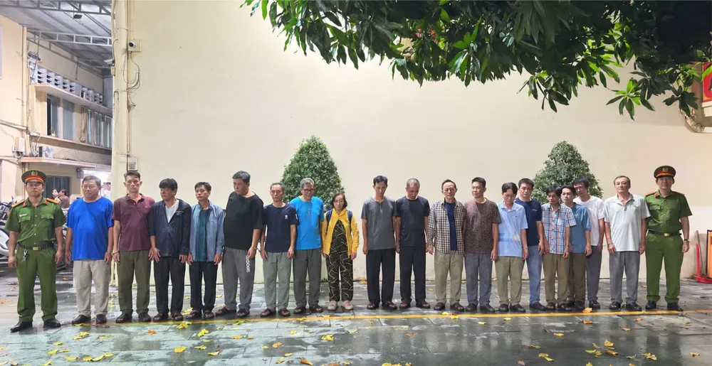 tu-vu-moi-gioi-mai-dam-cong-an-lan-ra-duong-day-danh-bac.png