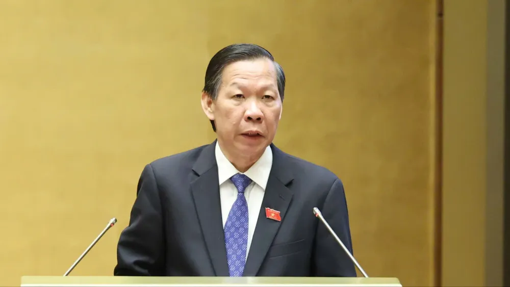 Chủ nhiệm Ủy ban Kinh tế và Tài chính Phan Văn Mãi trình bày báo cáo thẩm tra sáng 23-10. Ảnh: QUANG PHÚC