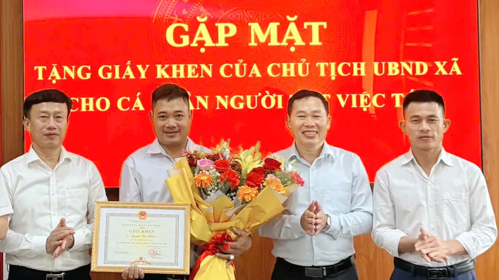 Lãnh đạo xã Kỳ Thượng trao tặng giấy khen và hoa cho anh Nguyễn Hữu Phước