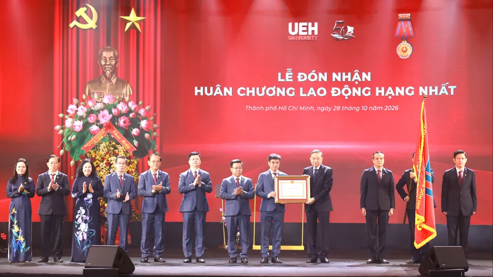 Tổng Bí thư, Chủ tịch nước Tô Lâm trao Huân chương Lao động hạng Nhất cho Đại học Kinh tế TPHCM