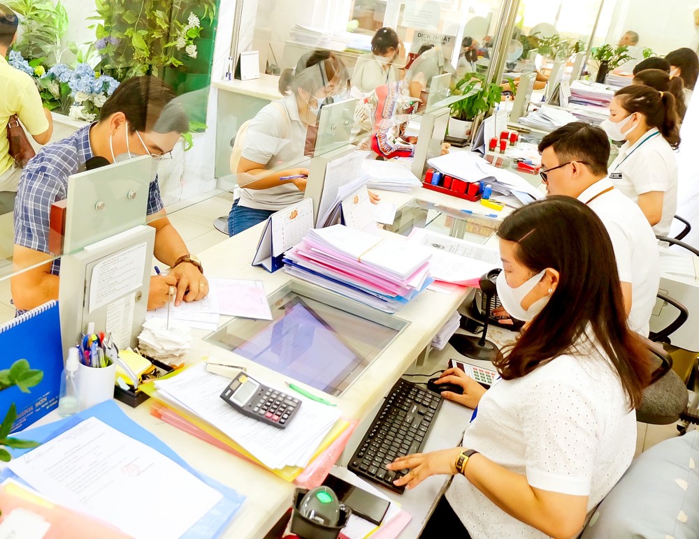 Civil servants from the People's Committee of District 1 (Ho Chi Minh City) process administrative documents for citizens and businesses.
