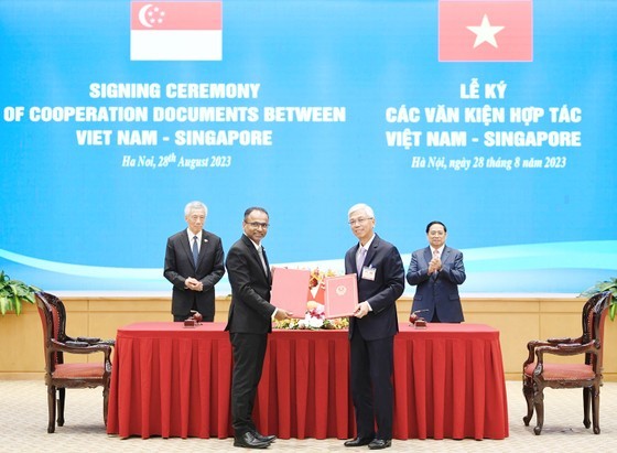 The signing of cooperation documents between Vietnam and Singapore in Hanoi on August 28, 2023. Photo: SGGP