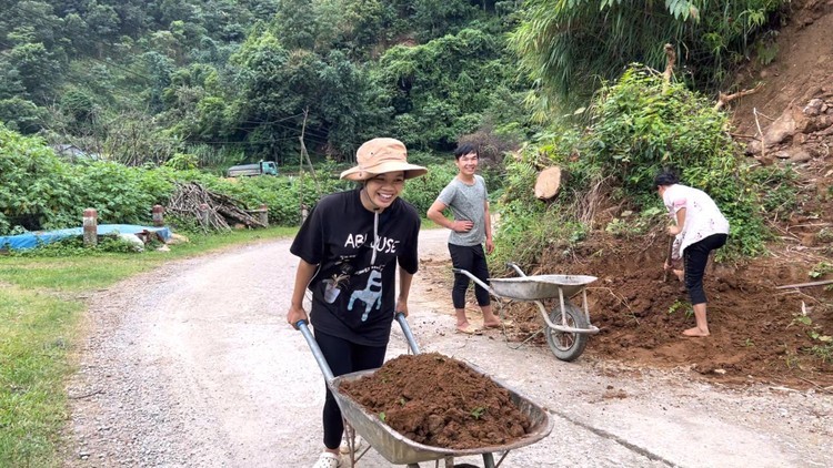 Chao Mui Coi helps disadvantaged people in her hometown. Photo: SGGP