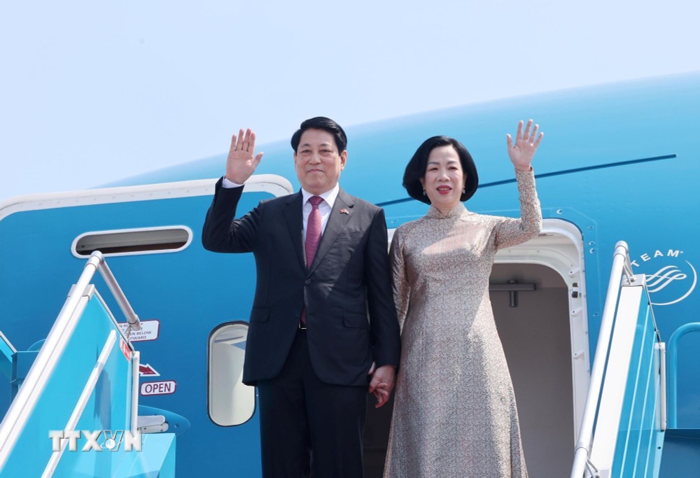 国家主席梁强偕夫人与越南高级代表团离开首都河内。