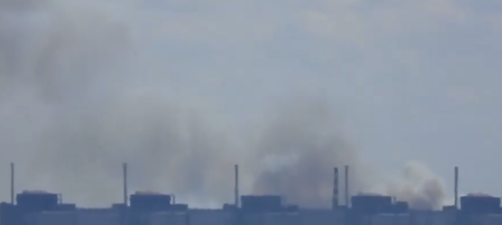 扎波罗热核电站附近地点被看到冒出浓烟。