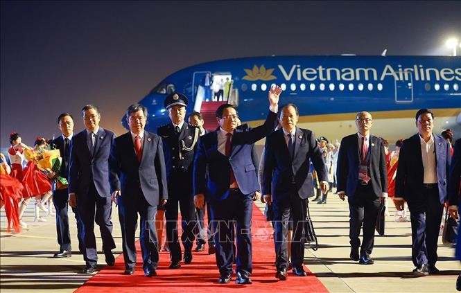 越南政府总理范明政抵达中国天津开始出席上海合作组织峰会之旅。图自越通社