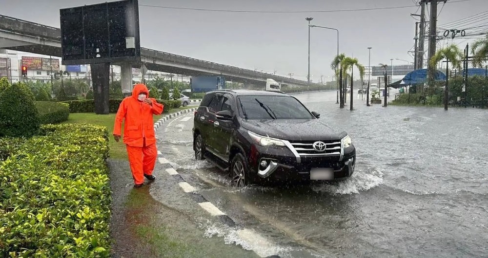 泰国多条街道严重受淹。
