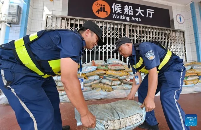 中国河口港地区使用沙袋防止积水。