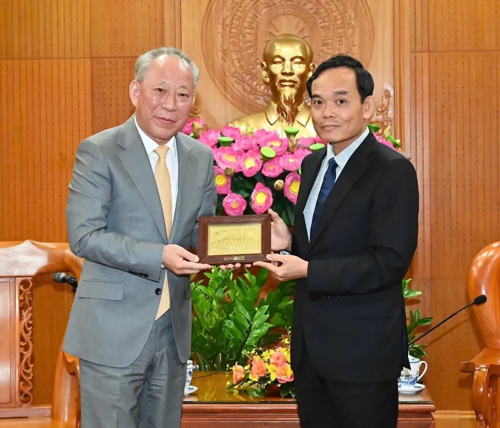 胡志明市市委书记陈留光向太平洋建设集团董事局主席严介和赠送纪念品。