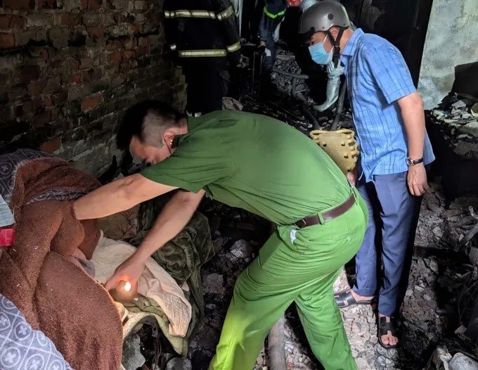 公安检查火灾现场。