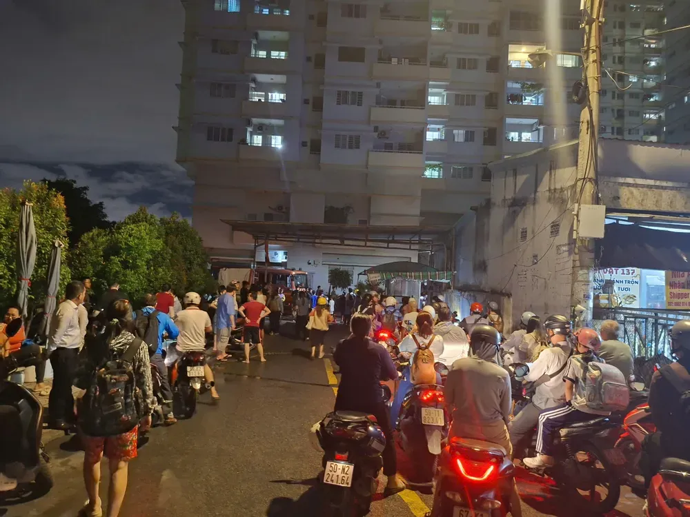 居民在发生大火后疏散。