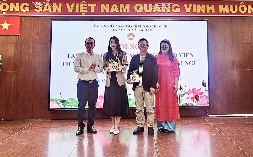 市华文教育辅助会赠送礼物给两位主讲者。