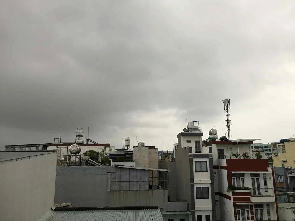 胡志明市今早天空一片昏暗。（图源：如柯）