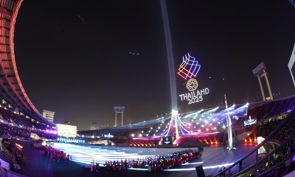 在拉查曼加拉体育场举行的第33届东南亚运动会开幕式尾声，大火炬火光直冲夜空。