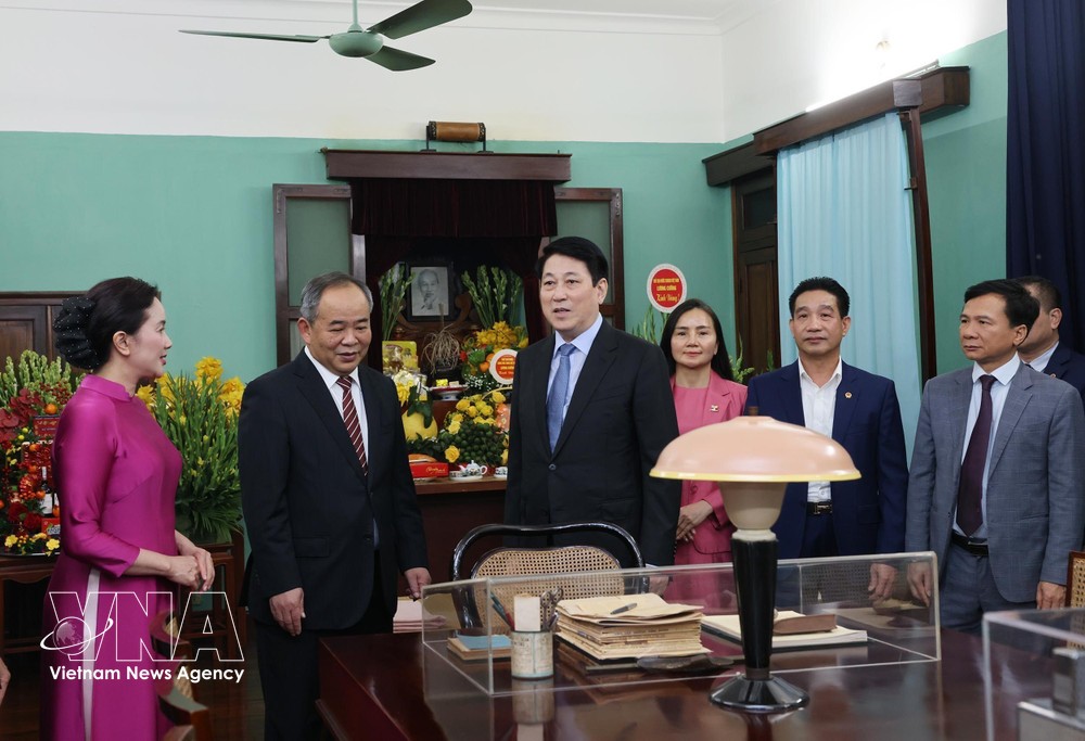 梁强主席参观设在主席府胡志明主席遗迹区67号房。图自越通社