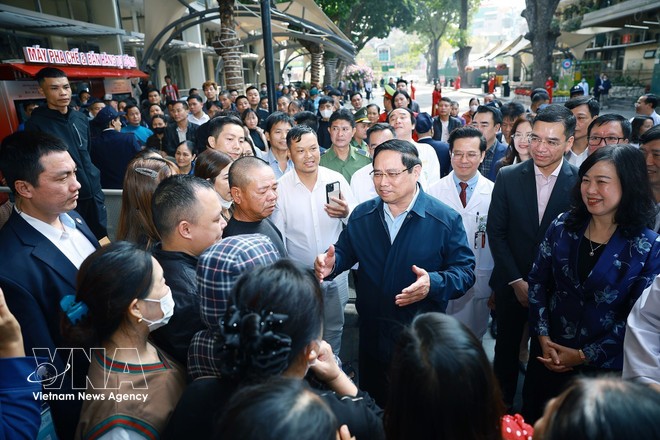 范明政总理慰问病人家属。图自越通社