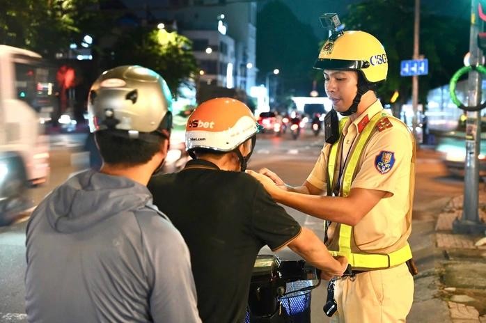 大年初一起全国交警开展酒精检测行动。