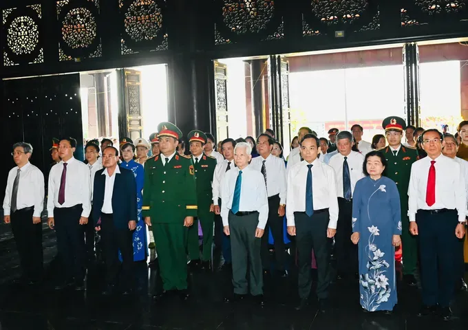 党政及胡志明市领导在西贡—堤岸—嘉定革命传统区纪念祠敬献花圈、上香。