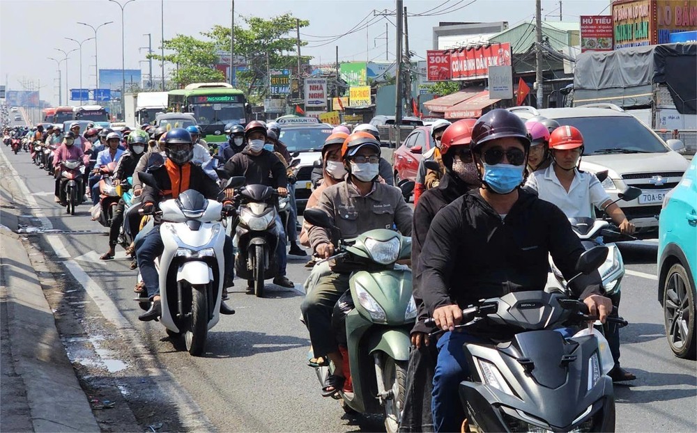 大批民众陆续返回胡志明市，导致通往市中心的主要干道车流量显著上升。图源：陈柯