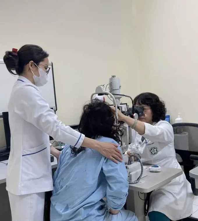 白梅医院为一名因烟花爆竹致眼部受伤的患者检查。