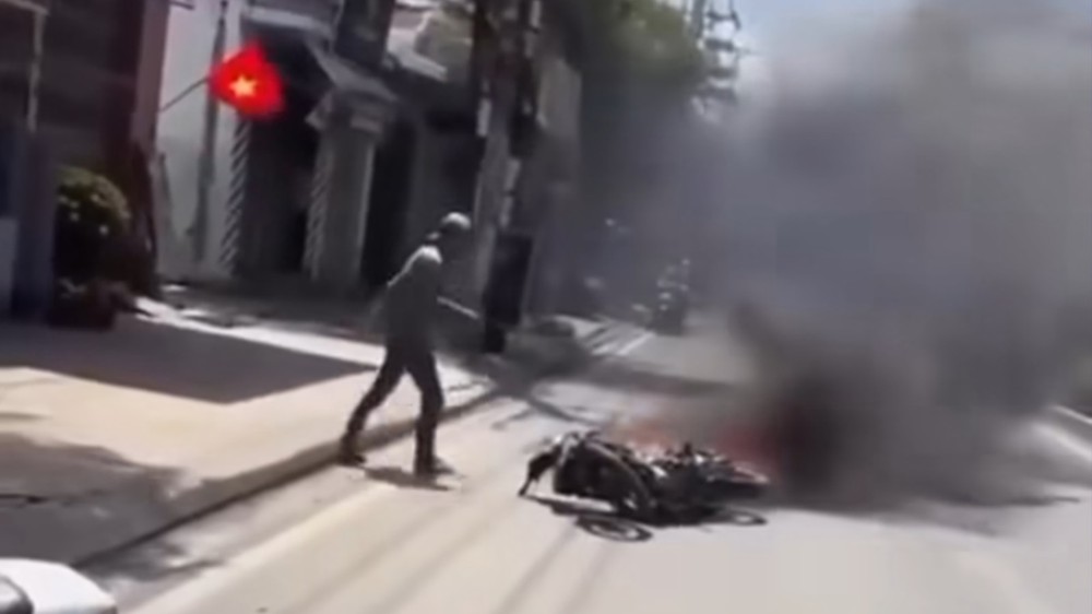 男子被要求检查时已焚烧摩托车。